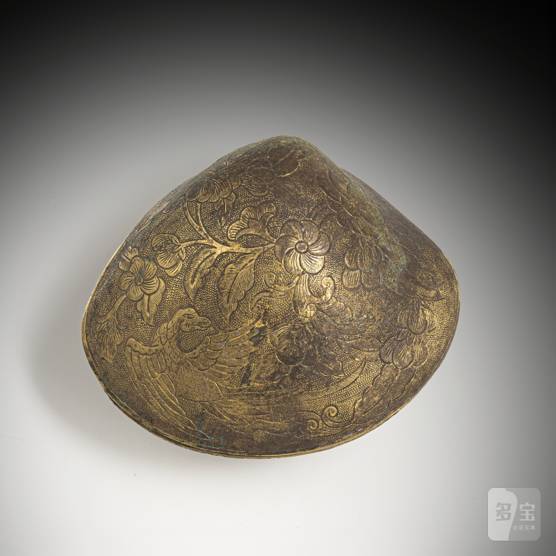 A finely carved mussel-shaped bronze box